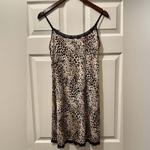 BOUTIQUE Size M Leopard Cheetah Stretchy Silky Slip Black Lace Pinup - Picture 6 of 7